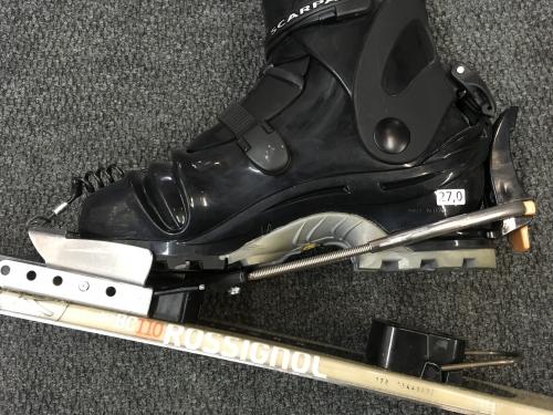 Plastic cross country touring/telemark boot in cable binding